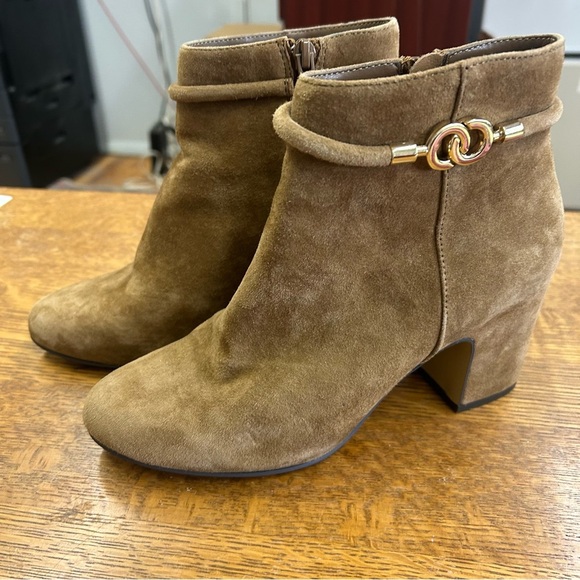 BELLA VITA Women’s Brown Chain Link Diaz Almond Block Heel Leather Booties 7.5M - Picture 1 of 10